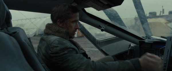 ryangoslingup_BLADERUNNER2049_0094.jpg