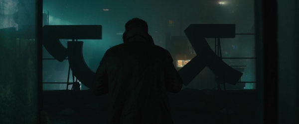 ryangoslingup_BLADERUNNER2049_0276.jpg