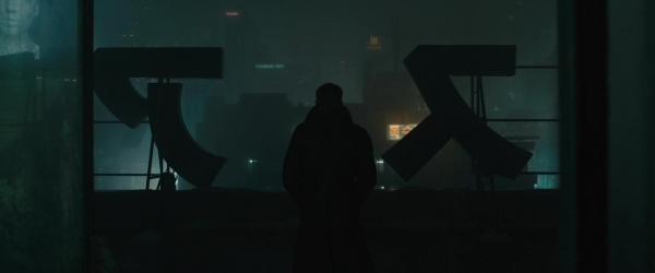 ryangoslingup_BLADERUNNER2049_0280.jpg