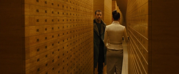 ryangoslingup_BLADERUNNER2049_0400.jpg