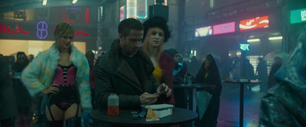 ryangoslingup_BLADERUNNER2049_0483.jpg