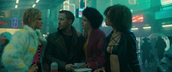 ryangoslingup_BLADERUNNER2049_0486.jpg