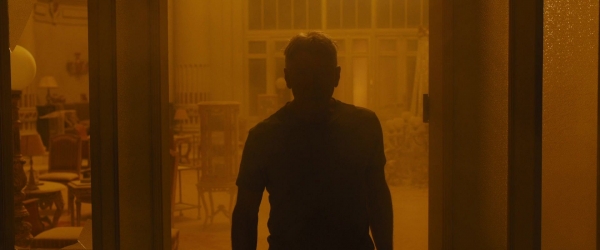 ryangoslingup_BLADERUNNER2049_1402.jpg