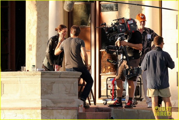 ryangoslingup_2012-10-17-OnSet-b0011.jpg