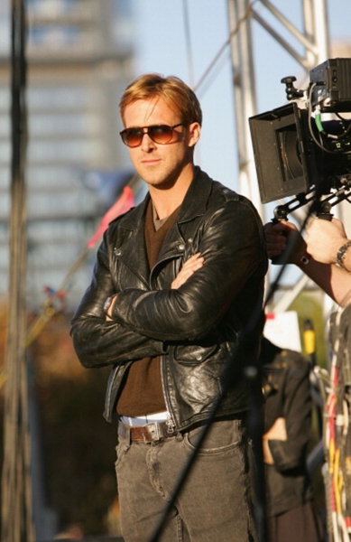 ryangoslingup_2012-11-04-OnSet-b0011.jpg