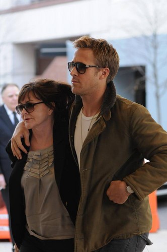 January-1st-Arriving-at-a-movie-theater-in-Uptown-Manhattan-with-his-mother-Donna-ryan-gosling-28007243-332-500.jpg
