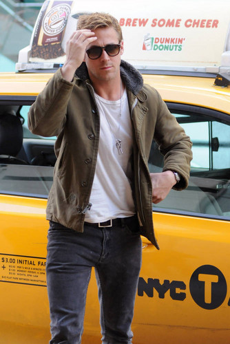 January-1st-Arriving-at-a-movie-theater-in-Uptown-Manhattan-with-his-mother-Donna-ryan-gosling-28007248-334-500.jpg