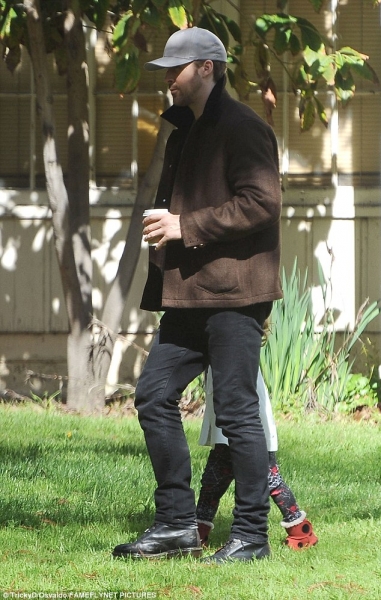 3D8D851D00000578-4251534-Casually_stylish_Gosling_was_dressed_in_black_jeans_with_lace_up-m-88_1487824536537.jpg