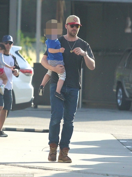 40C71B7E00000578-4541256-Day_out_Ryan_Gosling_was_back_on_daddy_duty_as_he_took_daughter_-a-90_1495712980899.jpg
