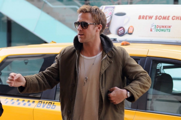 January-1st-Arriving-at-a-movie-theater-in-Uptown-Manhattan-with-his-mother-Donna-ryan-gosling-28007252-1000-667.jpg