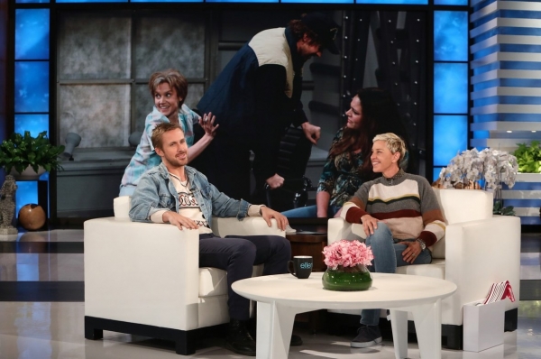 ellen-degeneres-runs-and-jumps-into-ryan-goslings-arms-03.jpg