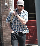 3F92D5C400000578-4442254-Out_and_about_The_actor_clad_in_a_flannel_shirt_was_snapped_at_t-a-97_1493091392212.jpg