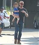 40C71B7E00000578-4541256-Day_out_Ryan_Gosling_was_back_on_daddy_duty_as_he_took_daughter_-a-90_1495712980899.jpg