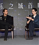 Ryan-Gosling-La-La-Land-Press-Conference-Beijing-2017-017.jpg