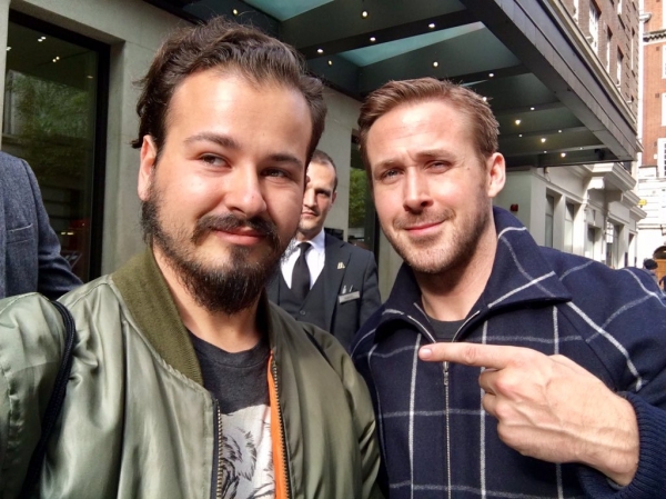 Ryan-Gosling-With-Fans-758.jpg