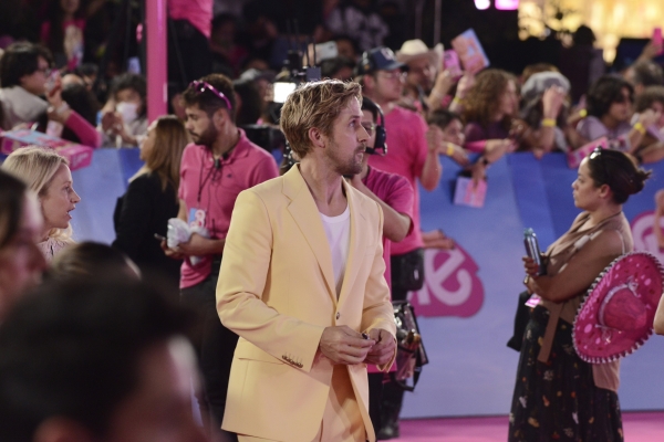 shutterstock_editorial_Barbie_Pink_Carpet_Mexico_Cit_14000449bu.jpg