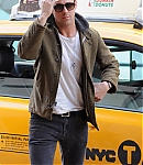 January-1st-Arriving-at-a-movie-theater-in-Uptown-Manhattan-with-his-mother-Donna-ryan-gosling-28007248-334-500.jpg